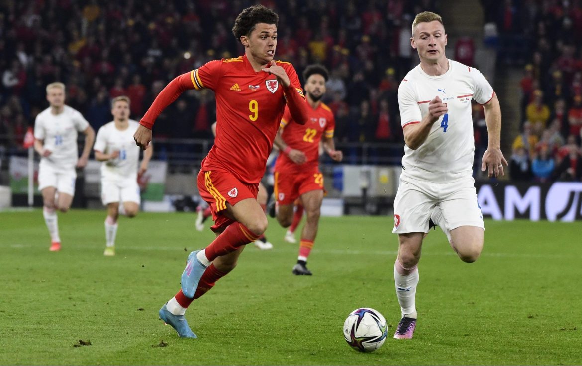 Johnson can usurp James at Leeds
